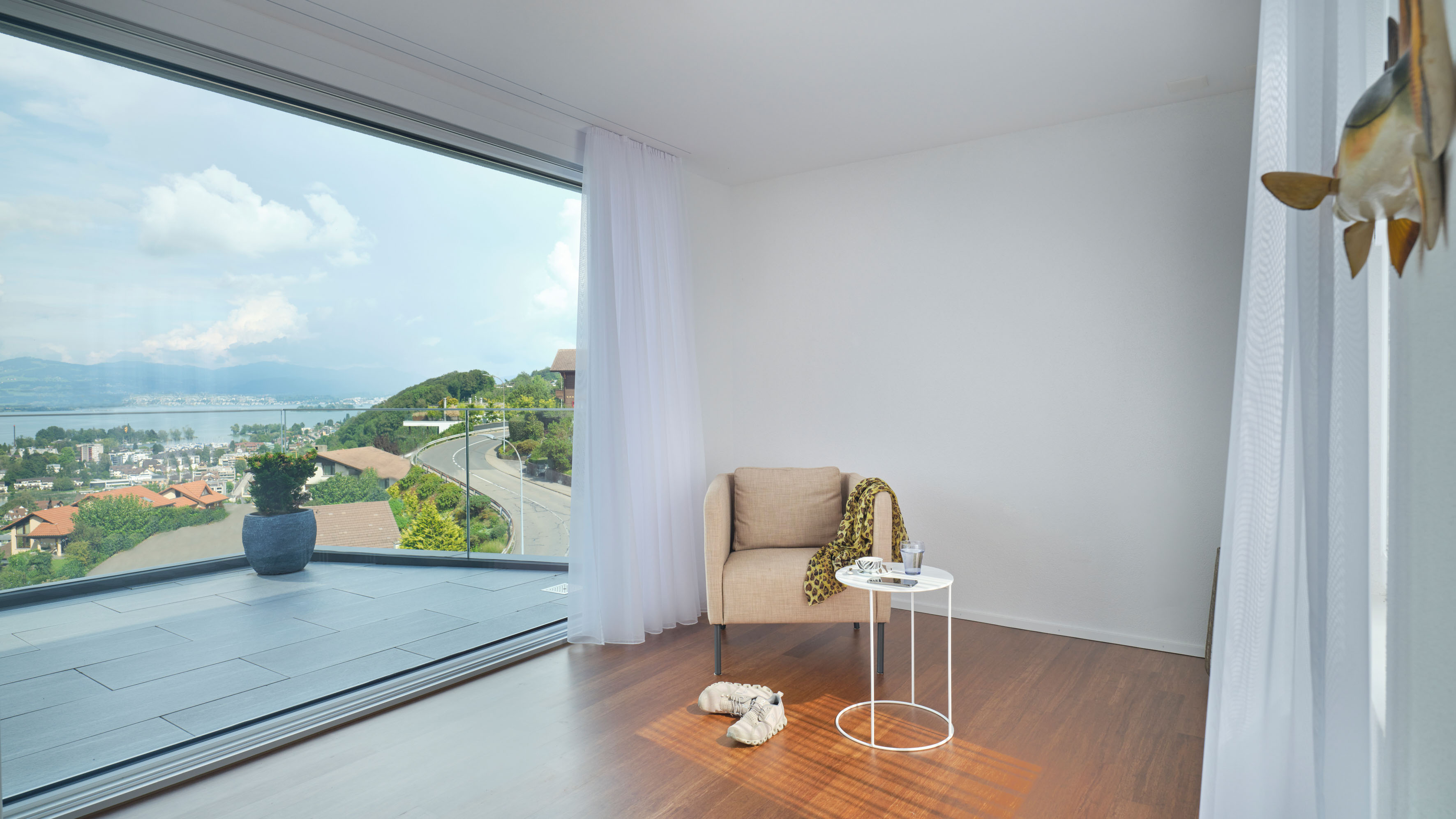 [Translate to English:] Das Einfamilienhaus COAST in der Innenansicht, Seesicht